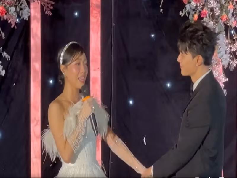 Trong đám cưới, Diệu Nhi thể hiện ca khúc "Từ hôm đó" tặng Anh Tú. Tuy nhiên cô hát sai lời, lệch tông, quên lời nên phần trình diễn của cô khiến Anh Tú liên tục bật cười. Ảnh: Người đưa tin