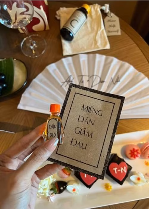 Các khách mời dự đám cưới được cô dâu chú rể tặng dầu gió và miếng dán đau đầu. Trước các món quà của Diệu Nhi - Anh Tú, Jun Phạm tỏ ra nghi hoặc và chất vấn cặp đôi: "Đã đến nơi cần đến, mà cho hỏi đi ăn đám cưới hay đi đánh lộn mà cô dâu – chú rể tặng khách mời miếng dán giảm đau với chai dầu gió vậy?”. Ảnh: Dân Trí