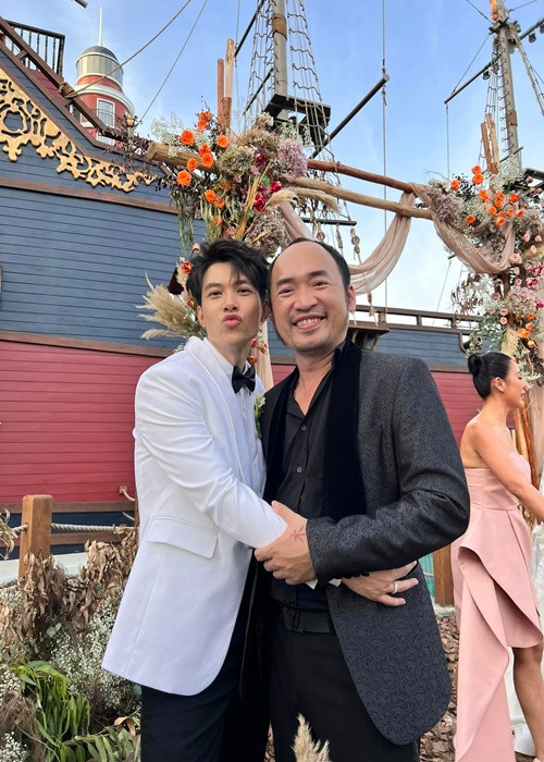 Tiến Luật cũng giống Nam Thư. “Hôm qua ai đưa tôi lên phòng vậy, sao không nhớ gì cả”, ông xã Thu Trang viết trên trang cá nhân. Ảnh: FB Tiến Luật