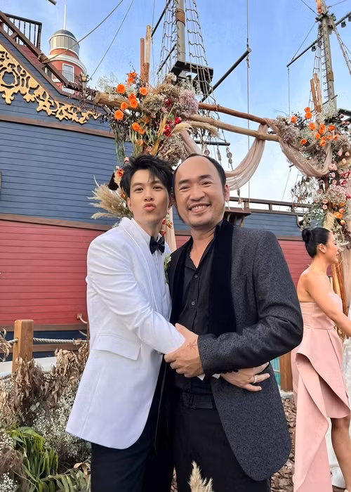 Tiến Luật cũng giống Nam Thư. “Hôm qua ai đưa tôi lên phòng vậy, sao không nhớ gì cả”, ông xã Thu Trang viết trên trang cá nhân. Ảnh: FB Tiến Luật