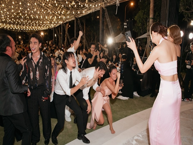 Khi Ninh Dương Lan Ngọc và Sam hát, Kiều Minh Tuấn, Isaac và Nam Thư vừa nhảy, vừa hát theo cổ vũ. Ảnh: Người đưa tin