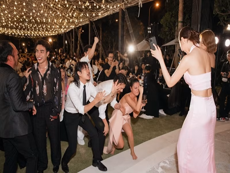 Khi Ninh Dương Lan Ngọc và Sam hát, Kiều Minh Tuấn, Isaac và Nam Thư vừa nhảy, vừa hát theo cổ vũ. Ảnh: Người đưa tin