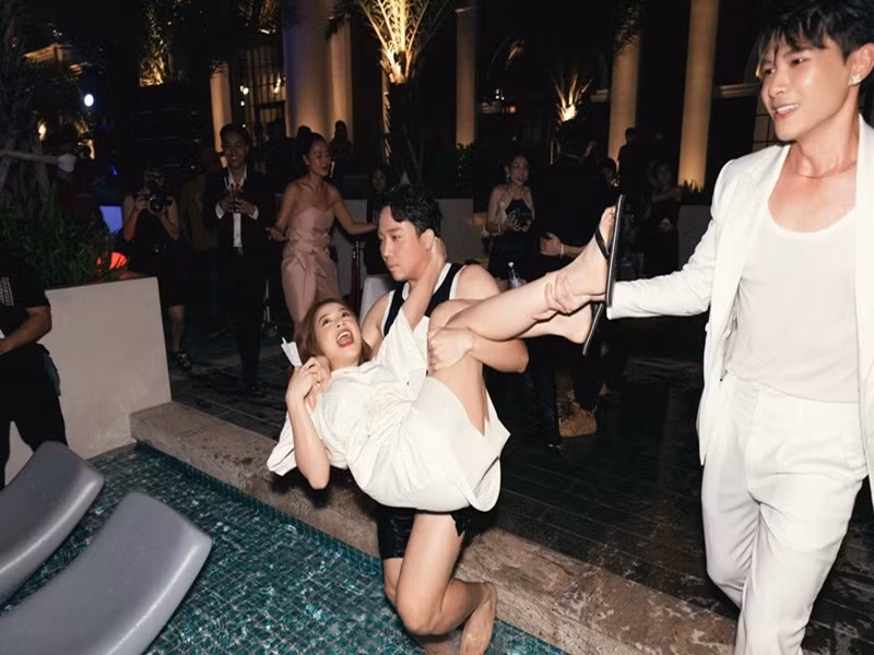 Sam cũng bị Trấn Thành bế xuống hồ bơi. Ảnh: Vietnamnet