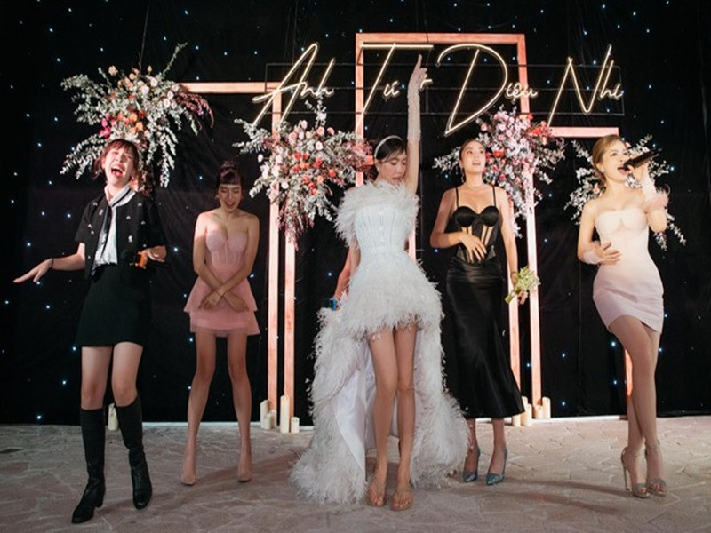 Cùng tham gia Sao nhập ngũ, Khánh Vân, Kỳ Duyên, Dương Hoàng Yến và Hậu Hoàng quẩy tưng bừng cùng Diệu Nhi. Ảnh: Tiền Phong