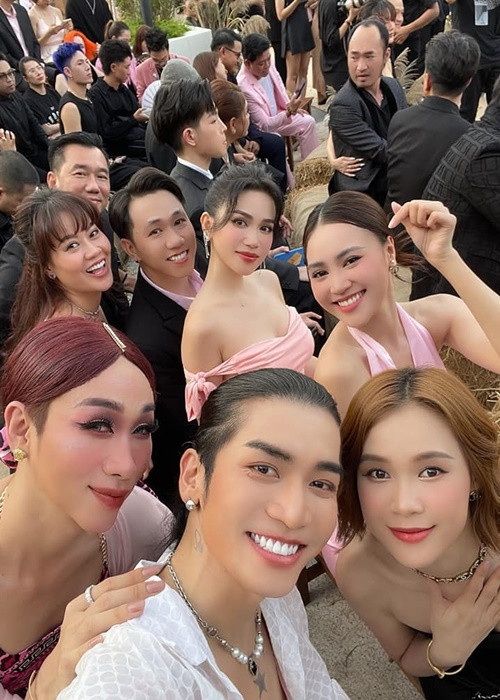 Dàn sao chụp ảnh tự sướng trong đám cưới.