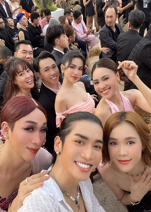 Dàn sao chụp ảnh tự sướng trong đám cưới.