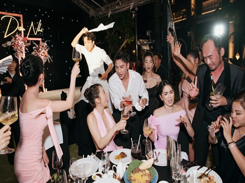 Trong đám cưới, Trấn Thành cầm khăn reo hò. Ảnh: Người đưa tin