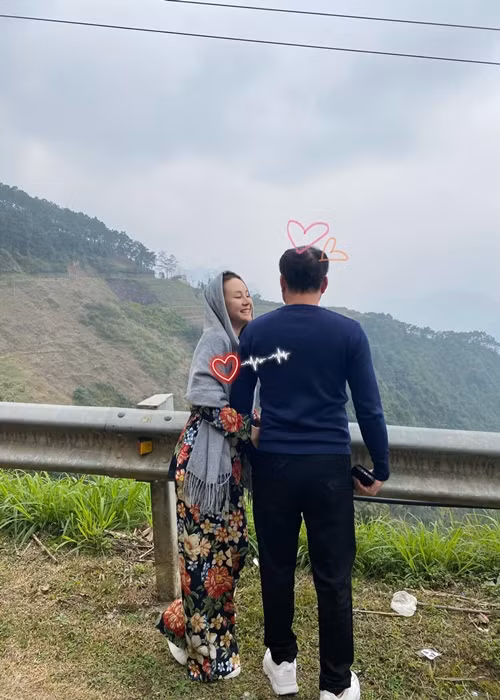 Giọng ca "Đồng xanh" cho biết, chồng nắm toàn bộ quá khứ và yêu thương cô nên không ai có thể phá hoại tình cảm hai người.