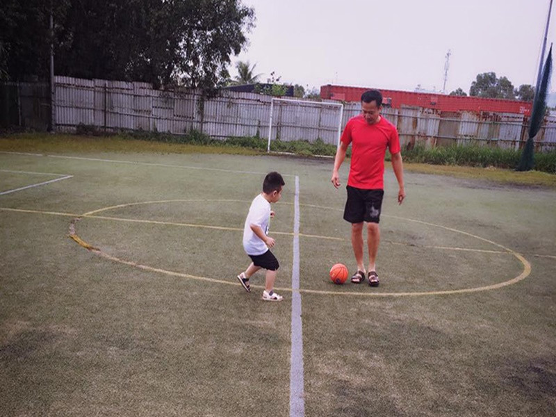 Giọng ca "Đồng xanh" cho biết, cô khá nghiêm khắc trong khi chồng lại chiều con hơn.