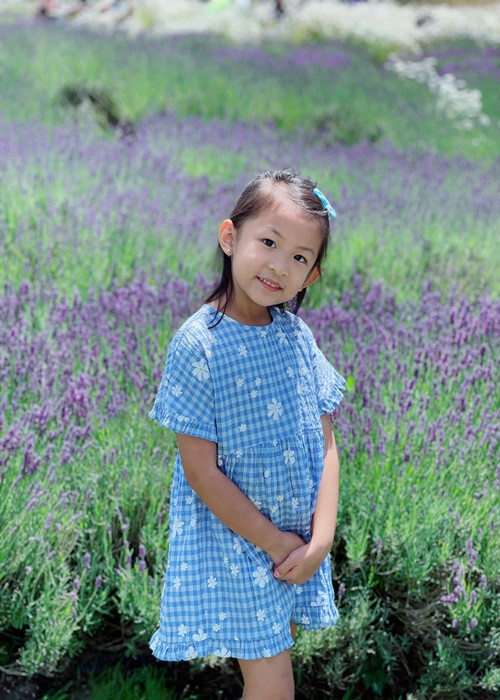 Con gái Lam Trường được mẹ cho ăn mặc điệu đà. Ảnh: FBNV