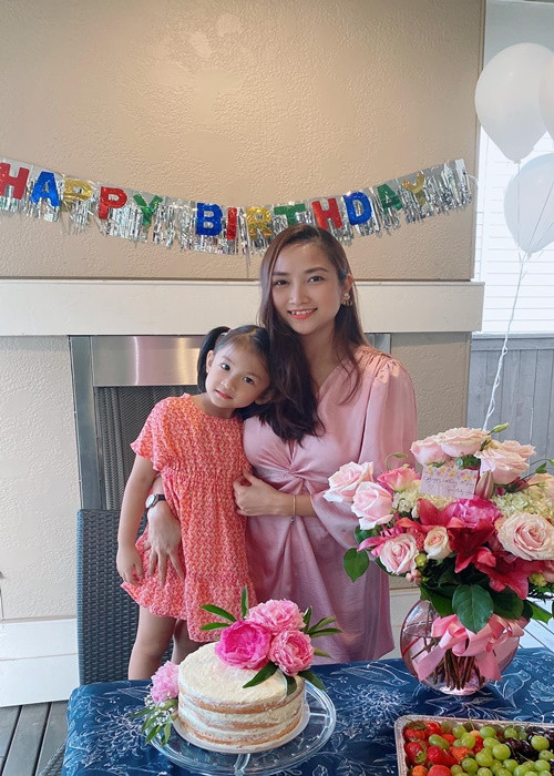 Yến Phương mong muốn sẽ là người bạn, chỗ dựa tinh thần vững chắc nhất cho con gái. Ảnh: FBNV