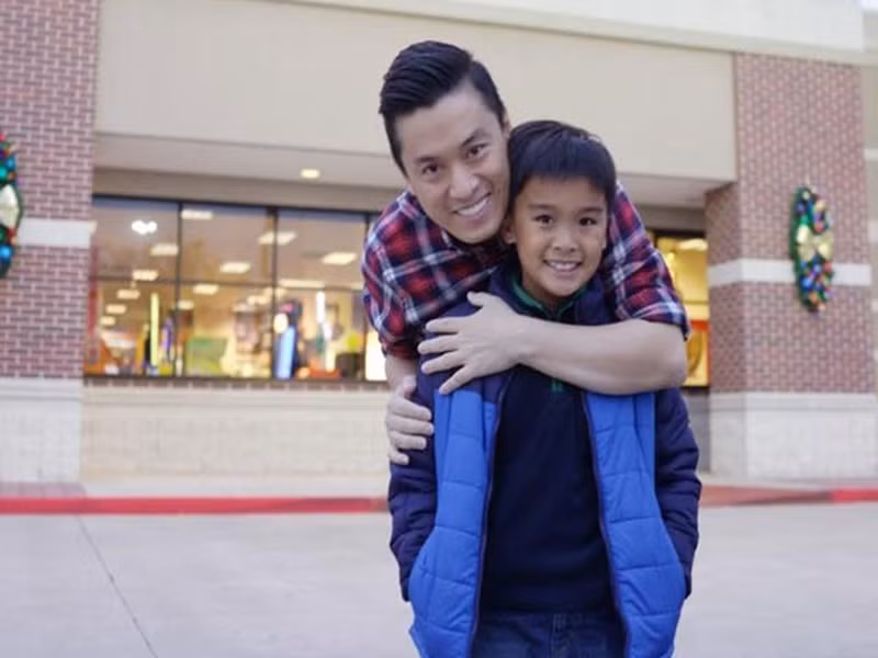 "Sau mỗi lần gặp gỡ và đi chơi cùng nhau, cả tôi và Kiến Văn đều rất khó khăn để nói lời tạm biệt. Thấy tôi buồn vì nhớ con, Kiến Văn cũng cảm nhận được điều đó và chần chừ không muốn rời đi", Lam Trường tâm sự. Ảnh: FBNV