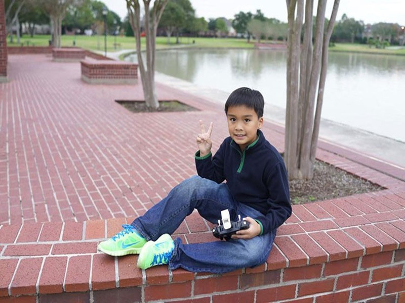 Bé Kiến Văn được bố đưa đi chơi công viên năm 2015. Trong lúc trò chuyện với bé Kiến Văn, Lam Trường biết được rằng con trai thích khoa học. Ảnh: FBNV