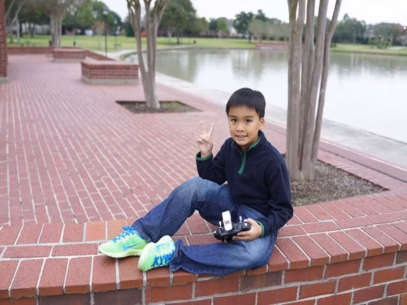 Bé Kiến Văn được bố đưa đi chơi công viên năm 2015. Trong lúc trò chuyện với bé Kiến Văn, Lam Trường biết được rằng con trai thích khoa học. Ảnh: FBNV