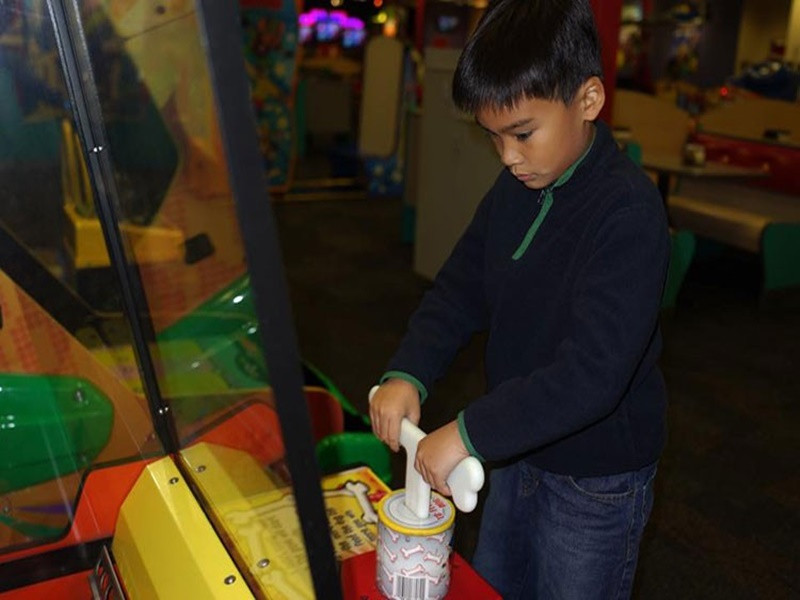 Con trai Lam Trường còn có niềm đam mê với xe hơi. Đặc biệt, bé Kiến Văn có thể nhận biết thương hiệu xe thông qua logo. Ảnh: FBNV