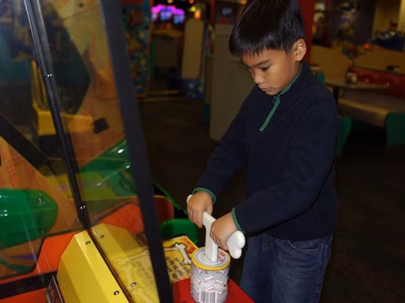 Con trai Lam Trường còn có niềm đam mê với xe hơi. Đặc biệt, bé Kiến Văn có thể nhận biết thương hiệu xe thông qua logo. Ảnh: FBNV