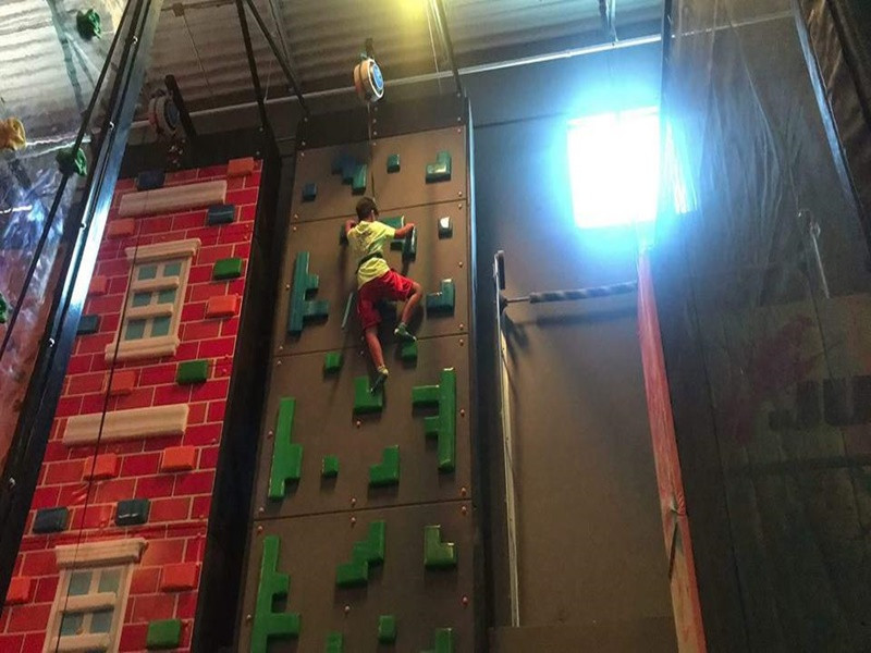 Năm 2018, Lam Trường cho biết con trai mê thể thao và âm nhạc. Nam ca sĩ không biết liệu bé Kiến Văn sẽ trở thành cầu thủ bóng đá hay nghệ sĩ dương cầm. Ảnh: Khám phá