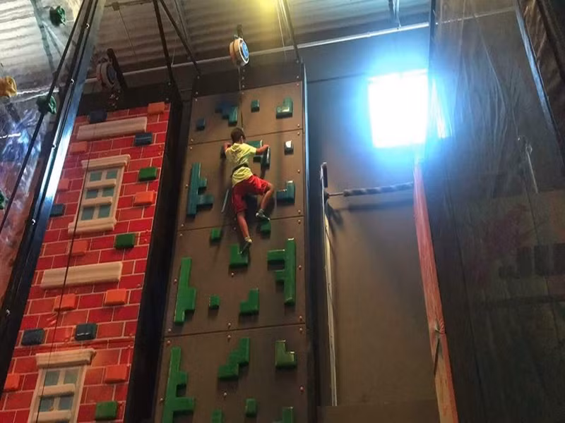 Năm 2018, Lam Trường cho biết con trai mê thể thao và âm nhạc. Nam ca sĩ không biết liệu bé Kiến Văn sẽ trở thành cầu thủ bóng đá hay nghệ sĩ dương cầm. Ảnh: Khám phá