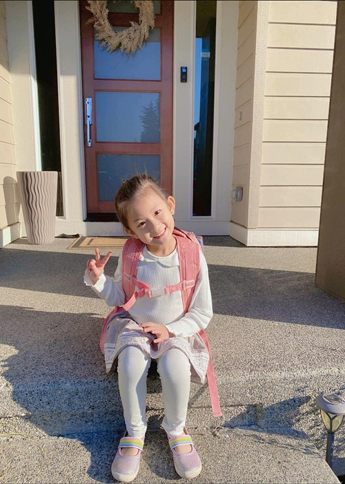 Bé Phoebe được nhiều người nhận xét ngoại hình có nhiều nét giống mẹ. Ảnh: FBNV