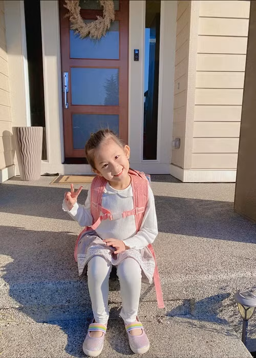 Bé Phoebe được nhiều người nhận xét ngoại hình có nhiều nét giống mẹ. Ảnh: FBNV