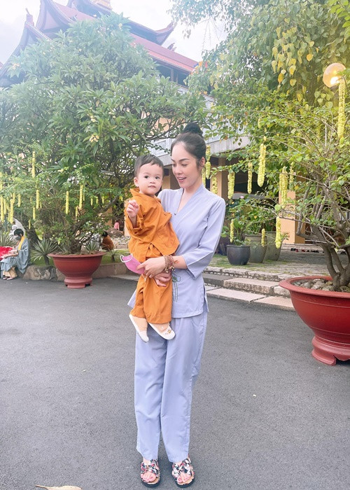 Dương Cẩm Lynh bí mật mang bầu và sinh con trai thứ hai tên Liam. Nữ diễn viên tiết lộ, cô bị bố của bé Liam phản bội. Tuy công khai ảnh con nhưng Dương Cẩm Lynh không tiết lộ danh tính tình cũ.