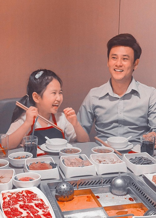 Không chỉ Mr Đàm, một số sao Việt như Ưng Đại Vệ, Việt Trinh… cũng giấu danh tính bố/mẹ của con. Ca sĩ Ưng Đại Vệ giấu danh tính mẹ con gái.