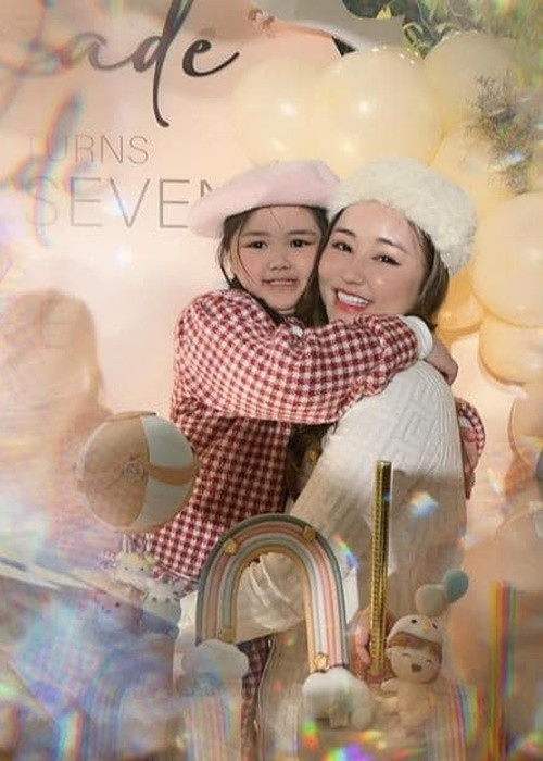 Nữ ca sĩ, diễn viên Maya cũng không tiết lộ danh tính bố con gái. Nhắc đến bố bé Bồ Câu, Maya cho biết: “Tôi vẫn tạo điều kiện để bố Bồ Câu thỉnh thoảng thăm gặp con và hai bố con có thời gian vui vẻ bên nhau”.