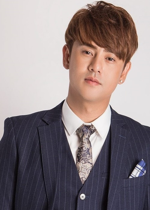 Nói về vợ cũ, nam ca sĩ cho biết, tuy đã chia tay nhưng cả hai vẫn giữ mối quan hệ bạn bè và cô luôn cho anh những lời khuyên đúng đắn vào những lúc tinh thần anh suy sụp nhất.