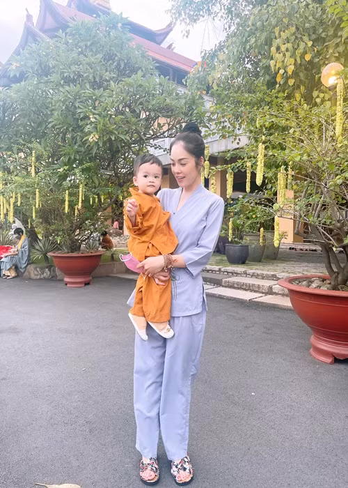 Dương Cẩm Lynh bí mật mang bầu và sinh con trai thứ hai tên Liam. Nữ diễn viên tiết lộ, cô bị bố của bé Liam phản bội. Tuy công khai ảnh con nhưng Dương Cẩm Lynh không tiết lộ danh tính tình cũ.