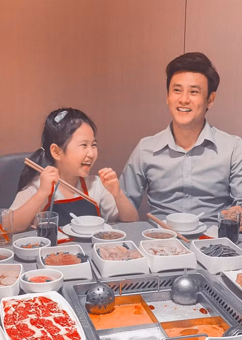 Không chỉ Mr Đàm, một số sao Việt như Ưng Đại Vệ, Việt Trinh… cũng giấu danh tính bố/mẹ của con. Ca sĩ Ưng Đại Vệ giấu danh tính mẹ con gái.