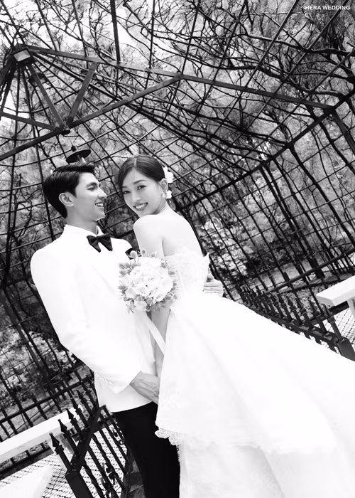 Trước đó, khi Hoa hậu Đỗ Mỹ Linh trêu đùa cặp đôi: "Phương Nga - Bình An, mọi người chụp bao nhiêu bộ ảnh cưới vậy", Bình Anh hé lộ, cả hai chụp đến 6 bộ ảnh cưới. Ảnh: FBNV