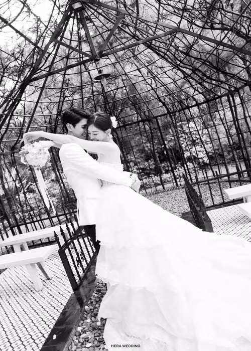 Ở loạt ảnh cưới mới, Phương Nga và Bình An có nhiều khoảnh khắc ngọt ngào bên nhau. Ảnh: FBNV