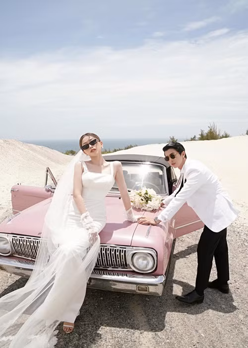 Trước đó, Phương Nga liên tục tung ảnh cưới. Cô chụp ảnh tại đồi cát, trong studio, trên xe mô tô. Ảnh: FBNV