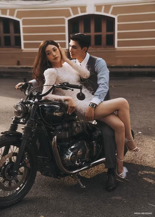 Nàng á hậu cá tính, quyến rũ bên chồng điển trai trên xe mô tô. Ảnh: FBNV