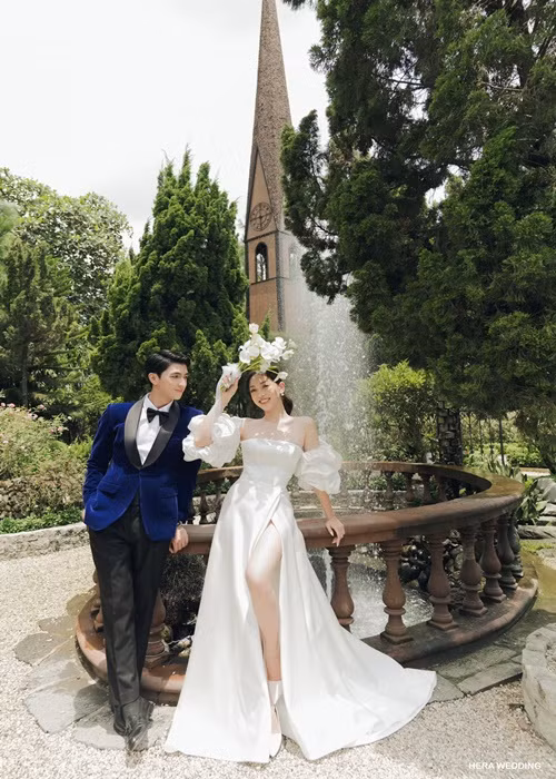 Thiết kế xẻ đùi cao giúp cô dâu khoe đôi chân dài nuột nà. Ảnh: FBNV