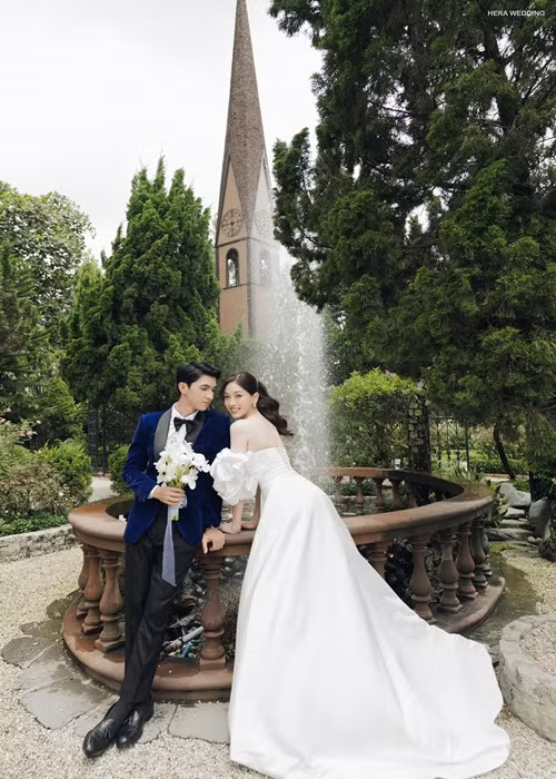 Nàng á hậu còn khoác lên mình chiếc váy cưới trễ vai. Ảnh: FBNV