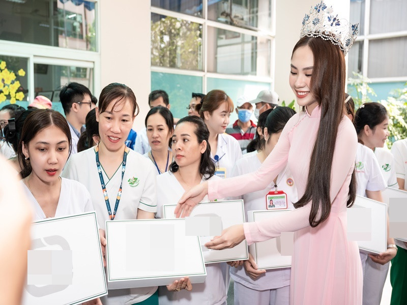 Mai Phương diện áo dài gam hồng, đội vương miện.