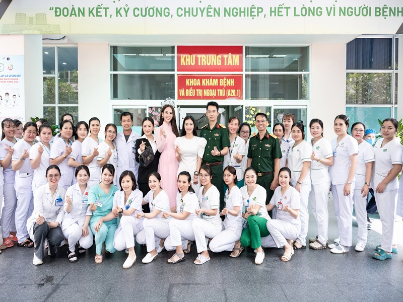 Mới đây, Hoa hậu Mai Phương cùng “bà trùm hoa hậu” Phạm Kim Dung đã có mặt tại Viện Ung bướu và Y học hạt nhân của bệnh viện Quân Y 175, để tận tay trao gần 100 phần quà tri ân đến y, bác sĩ nữ và các bệnh nhân nữ nhân dịp kỷ niệm 92 năm ngày Phụ nữ Việt Nam 20/10.