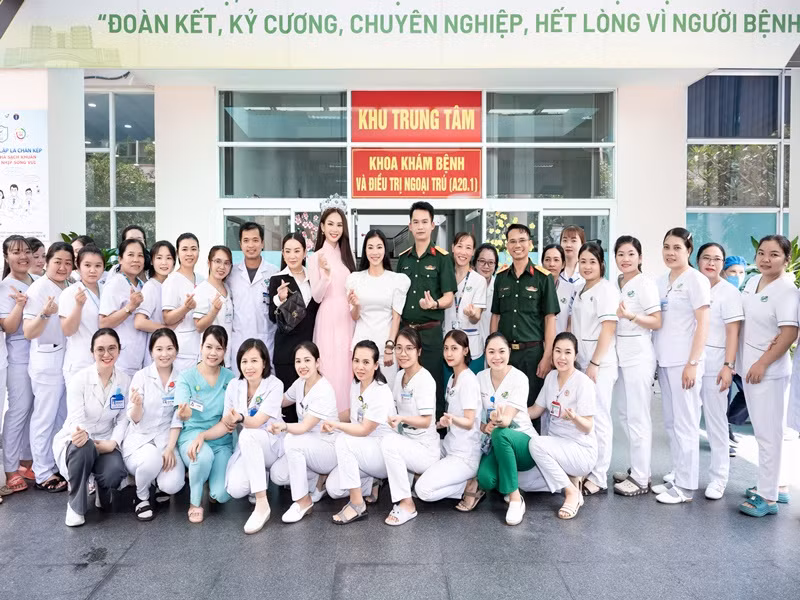 Mới đây, Hoa hậu Mai Phương cùng “bà trùm hoa hậu” Phạm Kim Dung đã có mặt tại Viện Ung bướu và Y học hạt nhân của bệnh viện Quân Y 175, để tận tay trao gần 100 phần quà tri ân đến y, bác sĩ nữ và các bệnh nhân nữ nhân dịp kỷ niệm 92 năm ngày Phụ nữ Việt Nam 20/10.