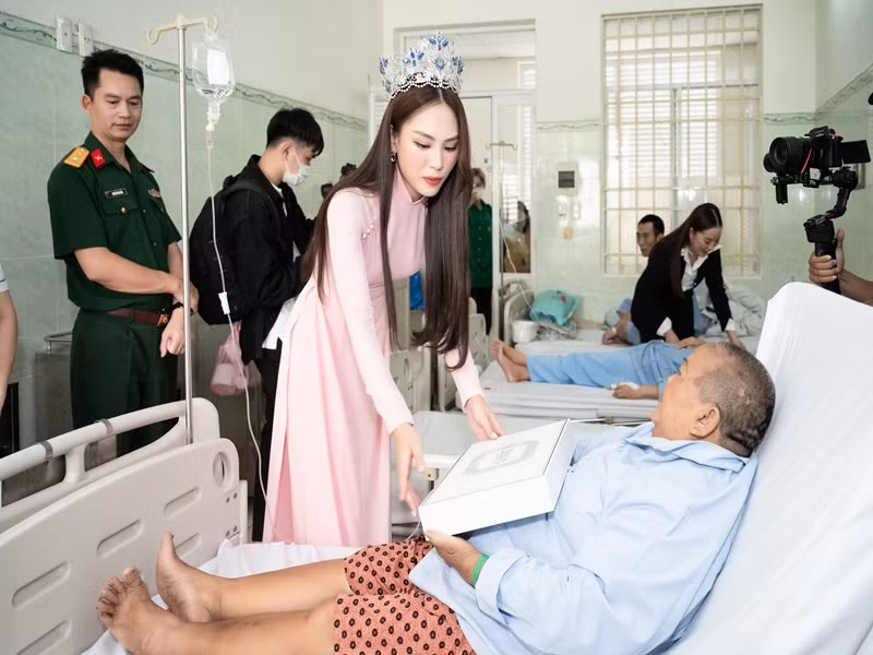 Mai Phương dành lời cảm ơn chân thành đến các y, bác sĩ nữ vì những cống hiến thầm lặng mà họ đã làm. Người đẹp hy vọng món quà nhỏ nhân ngày 20/10 này sẽ tiếp thêm động lực cho "nữ chiến binh" trong công tác điều trị bệnh.