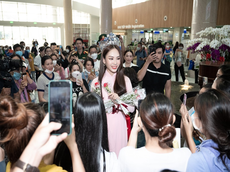 Nàng hậu ghi điểm nhờ những hành động đẹp dịp 20/10.