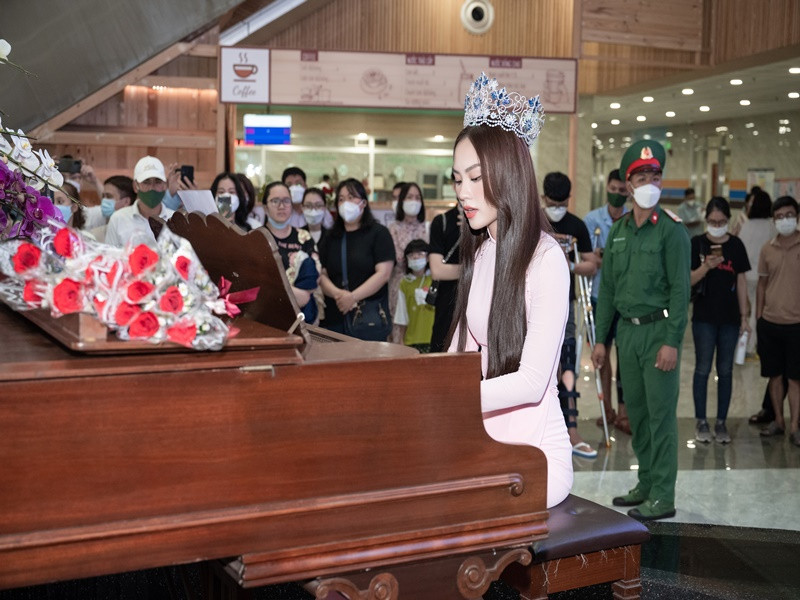 Người đẹp còn gây bất ngờ khi vừa đàn vừa hát ca khúc “Sống như những đóa hoa”.