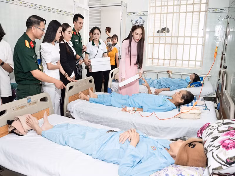 50 phần quà còn lại, Mai Phương dành tặng cho các bệnh nhân nữ đang điều trị ung bướu tại bệnh viện.