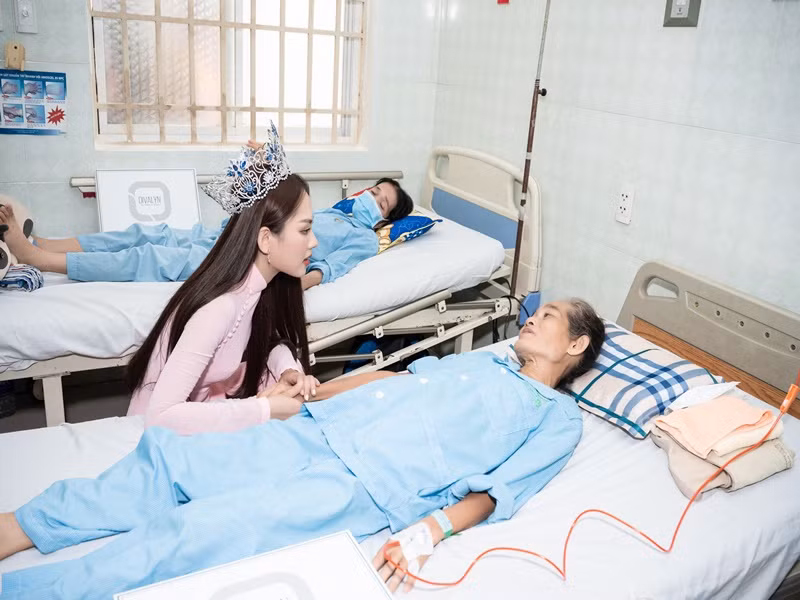 Mai Phương đến tận giường bệnh, thăm hỏi và tận tay trao quà cho các nữ bệnh nhân.