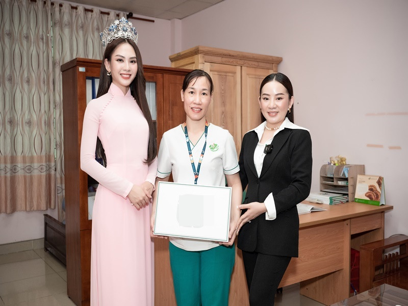 50 phần quà được Mai Phương dành tặng cho các y, bác sĩ nữ. Họ là những “chiến binh” áo trắng luôn sẵn sàng chiến đấu hết sức mình để giành lại sự sống cho các bệnh nhân.