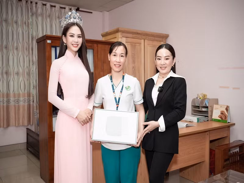 50 phần quà được Mai Phương dành tặng cho các y, bác sĩ nữ. Họ là những “chiến binh” áo trắng luôn sẵn sàng chiến đấu hết sức mình để giành lại sự sống cho các bệnh nhân.