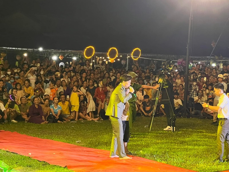 Tháng 8/2022, Hoài Linh có chuyến lưu diễn phục vụ miễn phí tại miền Trung. Ảnh: Arttimes