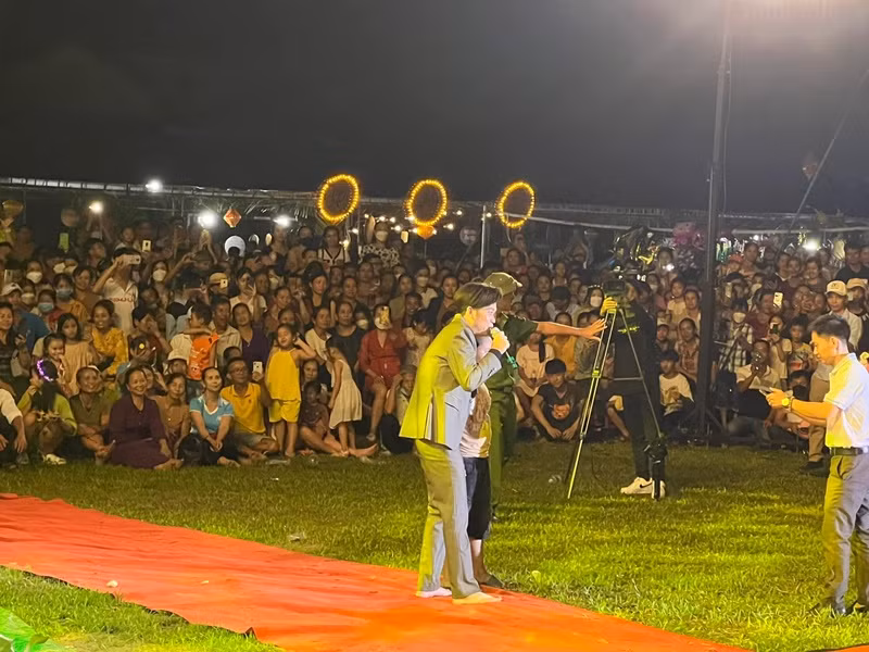 Tháng 8/2022, Hoài Linh có chuyến lưu diễn phục vụ miễn phí tại miền Trung. Ảnh: Arttimes