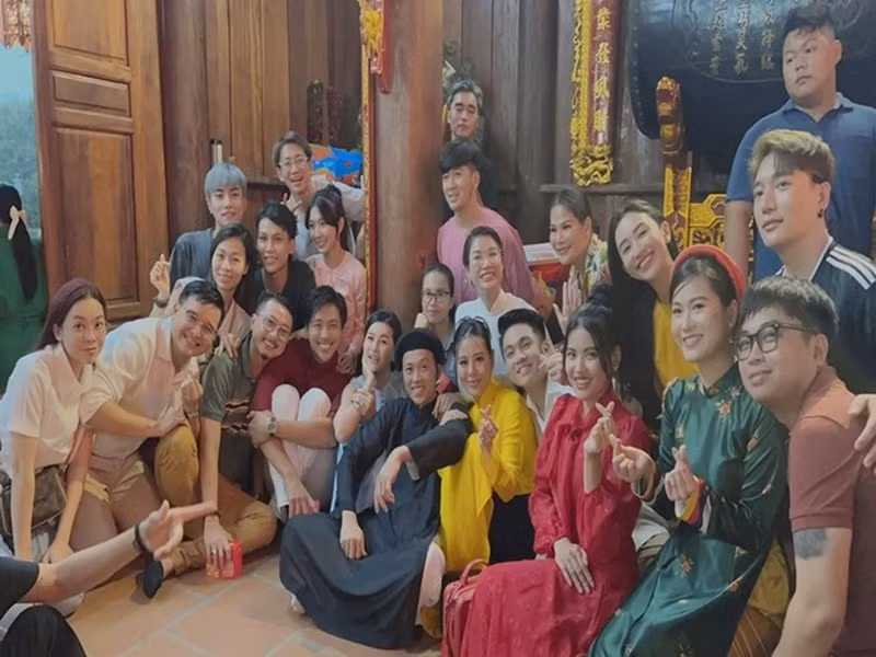 Nam danh hài vui vẻ xuất hiện bên các đồng nghiệp tại đám cưới của Mạc Văn Khoa, dịp lễ giỗ Tổ nghề. Ảnh: Arttimes