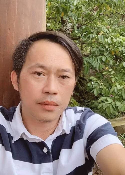 Còn nhớ, vào tháng 5/2021, Hoài Linh bị chỉ trích vì chậm trễ trong việc giải ngân tiền từ thiện miền Trung năm 2020. Sau đó, phía Hoài Linh vội vã giải ngân. Đến tháng 6/2021, Hoài Linh đăng video xin lỗi, giải trình sự việc. Ảnh: FBNV